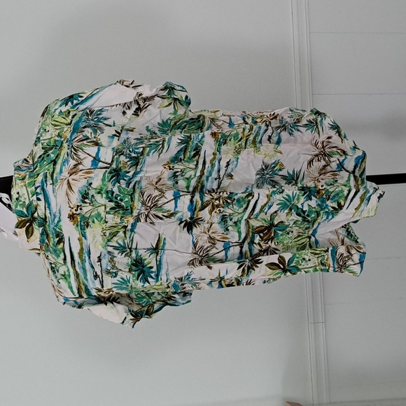 ROSE AND OLIVE tropical print short sleeve shirt with knot at waist, Size L - Picture 4 of 9